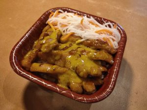 とんとろ丼カレーマヨソース 858円(税込)