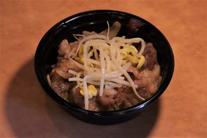 ハーフサイズ・黒毛和牛カルビ・スタミナ焼肉丼 756円（税込）